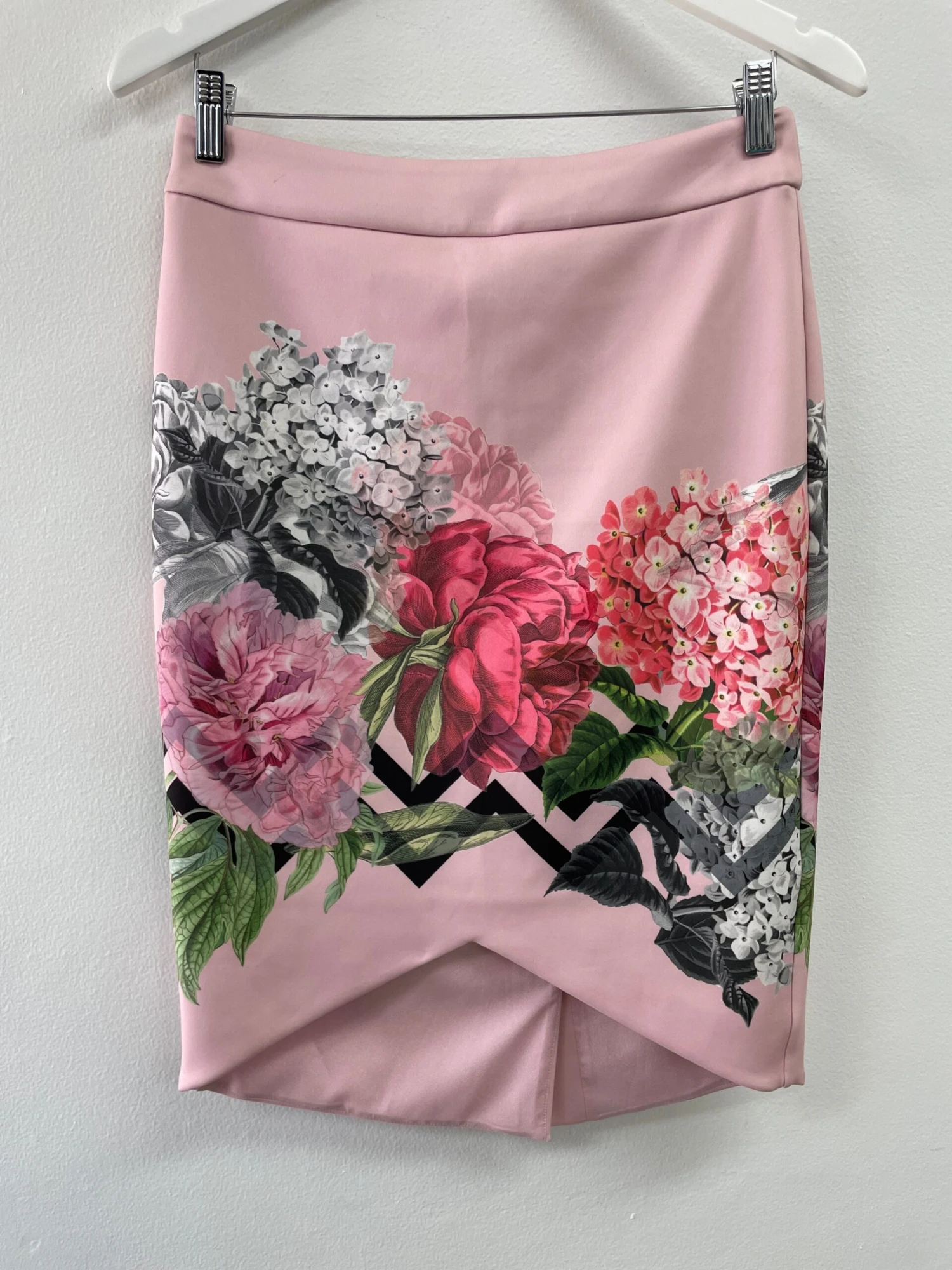 Soella Palace Gardens Pencil Skirt Pale Pink 2 Soella Palace Gardens Pencil Skirt Pale Pink - Image 2