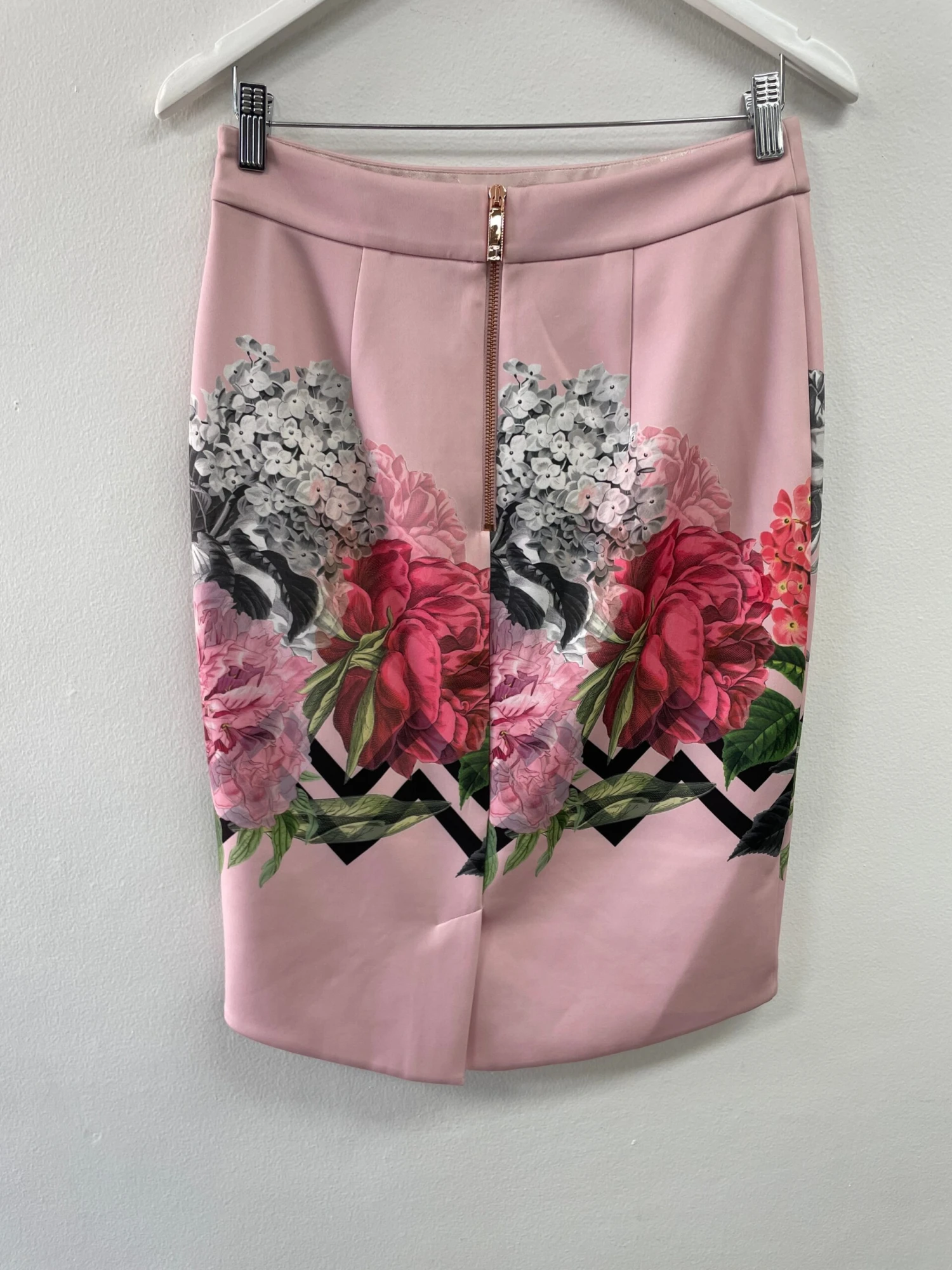 Soella Palace Gardens Pencil Skirt Pale Pink 3 Soella Palace Gardens Pencil Skirt Pale Pink - Image 3