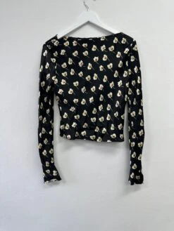 Black Sylvie Daisy Print LS Top 6 Black Sylvie Daisy Print LS Top -Gunsn Styles image larissavieira 2023 02 22T130556.397